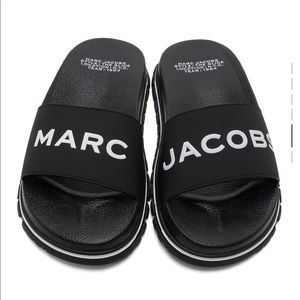 Marc Jacob’s black traveler flat sandals